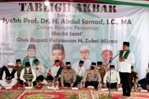 Read more about the article Resmikan Masjid Jami’ Pangkalan Kerinci, Bupati H.Zukri Berikan Uang Tunai 100 Juta