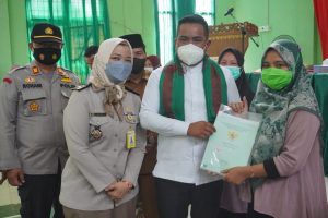 Read more about the article Bupati Pelalawan Serahkan Sertipikat Tanah PTSL Kepada Masyarakat Kec. Bandar Petalangan