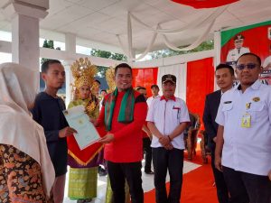 Read more about the article Bupati Pelalawan H. Zukri Serahkan Secara Simbolis Sertipikat PTSL di Kecamatan Bunut
