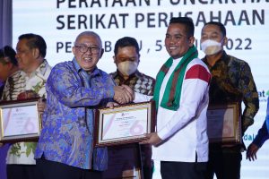 Read more about the article Bupati Pelalawan H. Zukri Sebagai Pemimpin Terpopuler