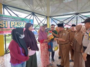 Read more about the article <strong>Tekan Laju Inflasi, Pemkab Pelalawan Laksanakan Operasi Pasar di 6 Titik Kecamatan.</strong>