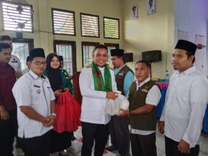 Read more about the article Pemerintah Kabupaten Pelalawan Serahkan Zakat, Bantuan Hingga Sunat Massal dan Pengobatan Gratis