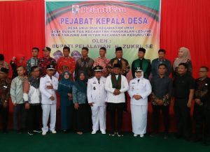 Read more about the article Lantik Tiga Orang Kepala Desa. Zukri : Sosialisasikan Program Pemerintah kepada Masyarakat