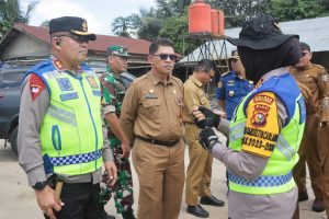 Read more about the article Pasca Banjir Jalintim, Pemkab Pelalawan Segera Timbun Jalan