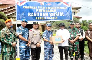 Read more about the article Danlanud Roesmin Nurjadin Pekanbaru Serahkan Bantuan Sembako Kepada Pemkab Pelalawan