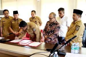Read more about the article Bupati Pelalawan Tandatangan MoU CSR, Keinginan Masyarakat Desa Tanjung Air Hitam Akan Terwujud