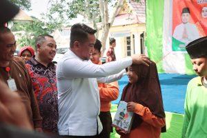 Read more about the article Hadir di Sosialisasi Kebijakan Daerah Kepada LKD dan Kelompok Masyarakat, Bupati Zukri Serahkan Bantuan