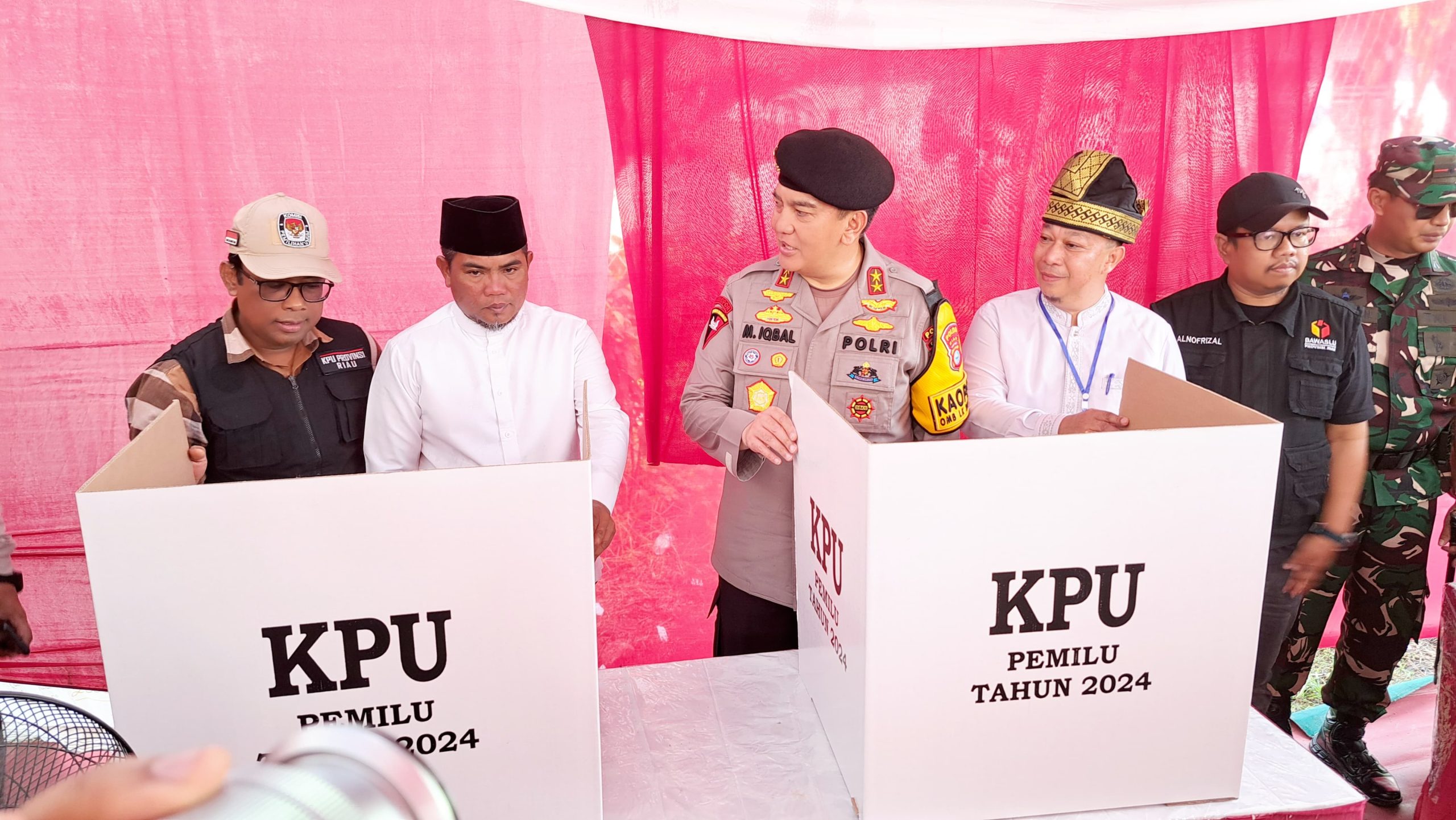 You are currently viewing Bupati Zukri Dampingi Kapolda Riau Meninjau Kesiapan TPS