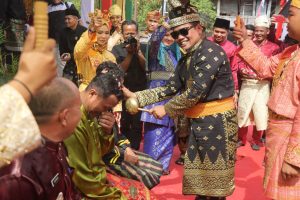 Read more about the article Menyambut Bulan Suci Ramadhan 1445 H Tahun 2024, Bupati Pelalawan Ikuti Prosesi Balimau Kasai Potang Mogang di Langgam