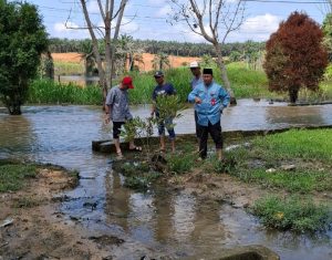 Read more about the article Atasi Banjir di Km 55, Pemkab Akan Membuat Parit Selebar 1 Meter