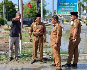 Read more about the article Bupati Zukri Perintah Tim Satgas Atasi Banjir di Beberapa Ruas Jalan di Pangkalan Kerici