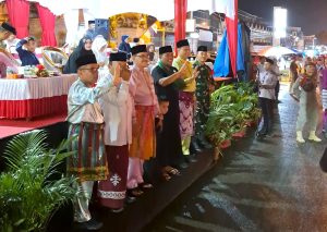 Read more about the article Dilepas Bupati Zukri, Ribuan Masyarakat Antusias Ikuti Pawai Keliling