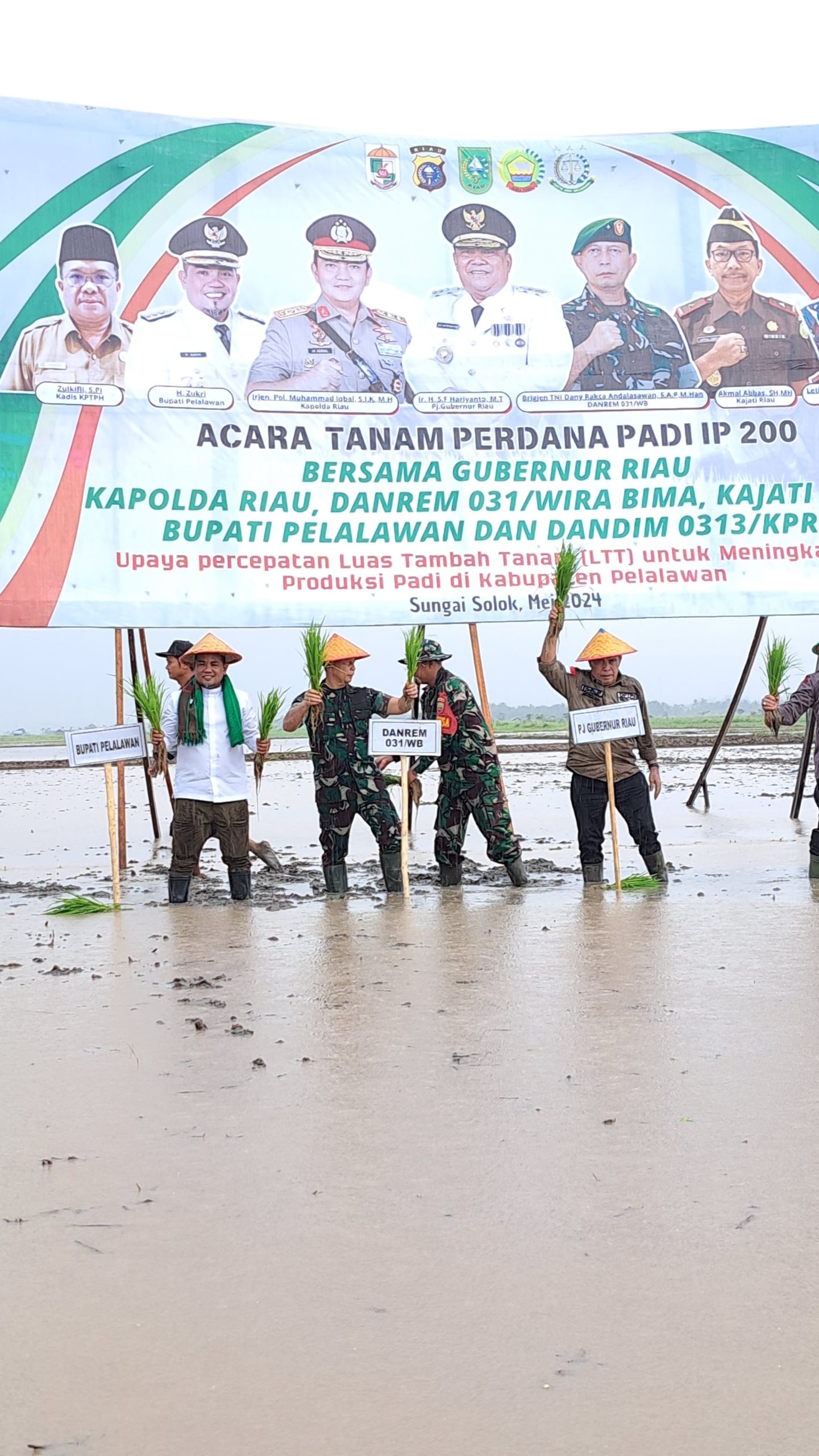 You are currently viewing Bupati Zukri Sebut Tahun 2024 Ini Akan Dibangun  Tanggul Untuk Mendukung Program Penanaman Padi IP 200