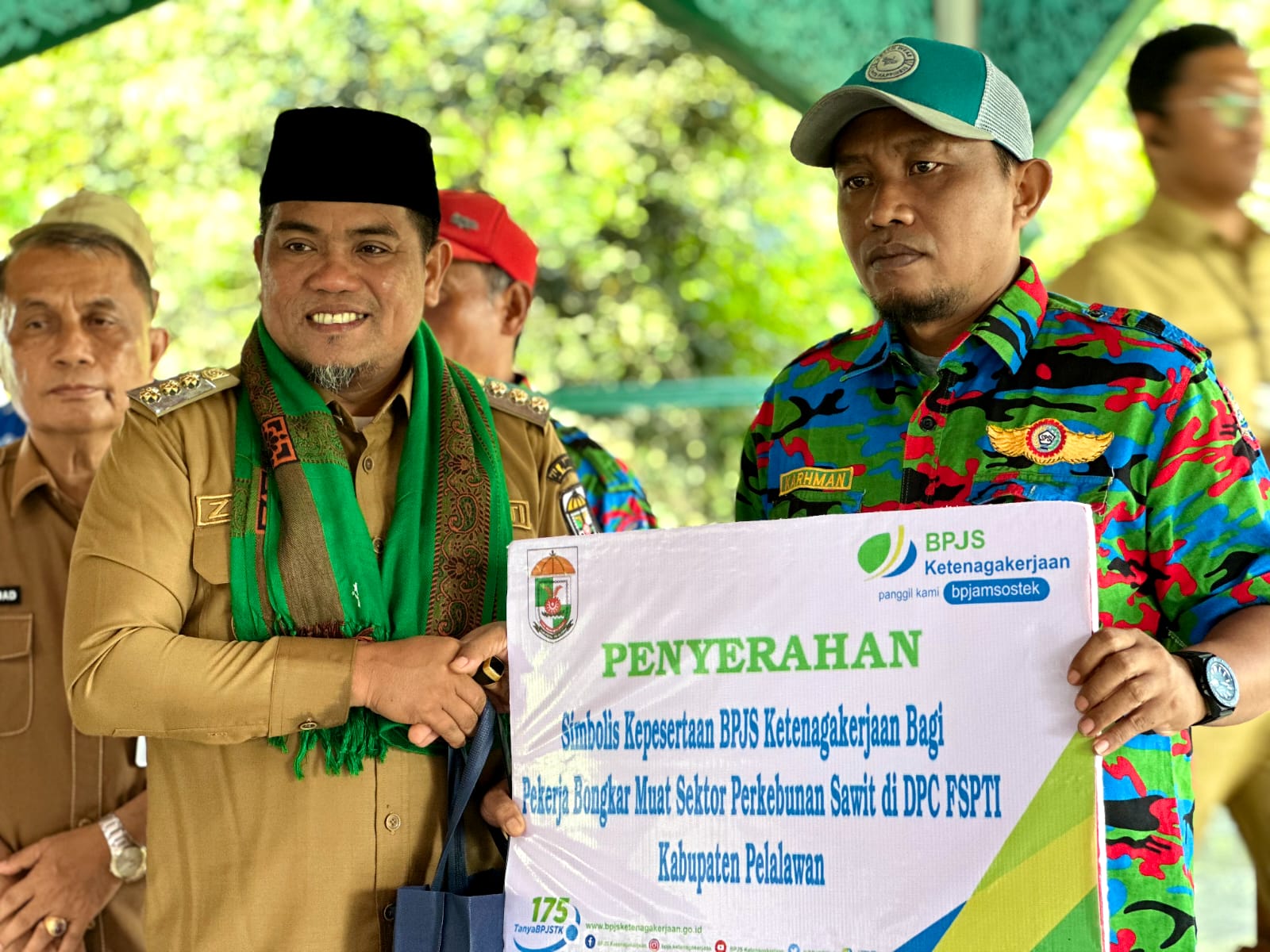 You are currently viewing Pekerja Bongkar Muat Perkebunan Sawit di Kabupaten Pelalawan Dilengkapi Kepesertaan BPJS Ketenagakerjaan Gratis