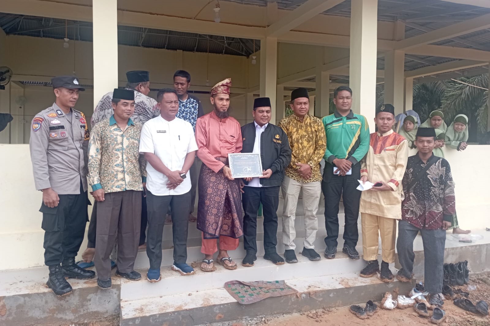 You are currently viewing Wakil Bupati Pelalawan Nasarudin Resmikan Masjid Sekolah Bina Dakwah dan Pembukaan Bina Dakwah Fair II 2024