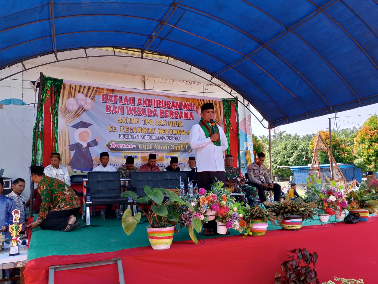 You are currently viewing Hadiri Wisuda Santri TPQ dan MDTA, Bupati Zukri Himbau Camat Dan Kades Melaksanakan Magrib Mengaji Di Wilayah Masing-masing