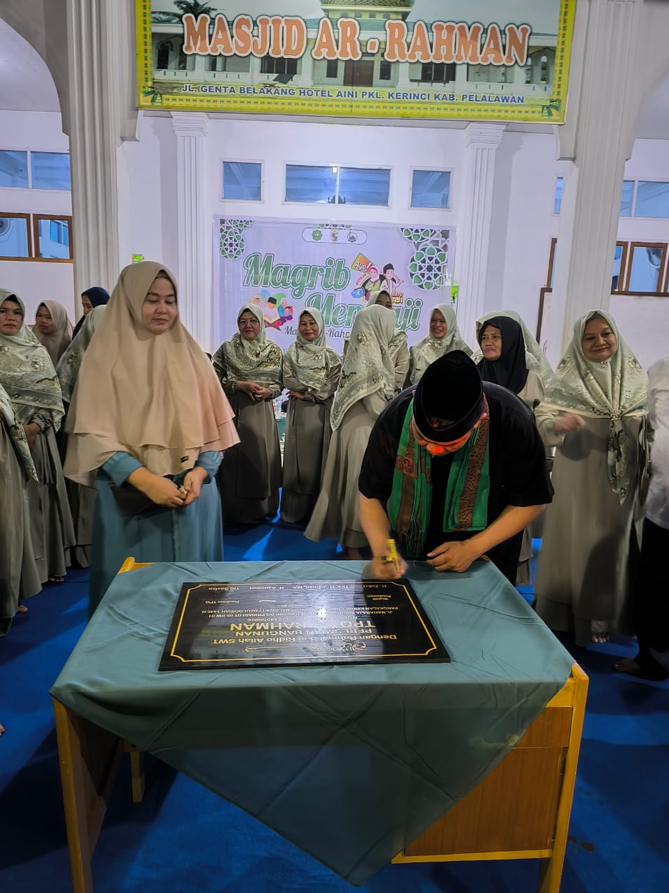 You are currently viewing Resmikan Gedung TPQ Ar-Rahman, Bupati Pelalawan Berharap Camat Dan Lurah Untuk Terus Melaksanakan Program Magrib Mengaji