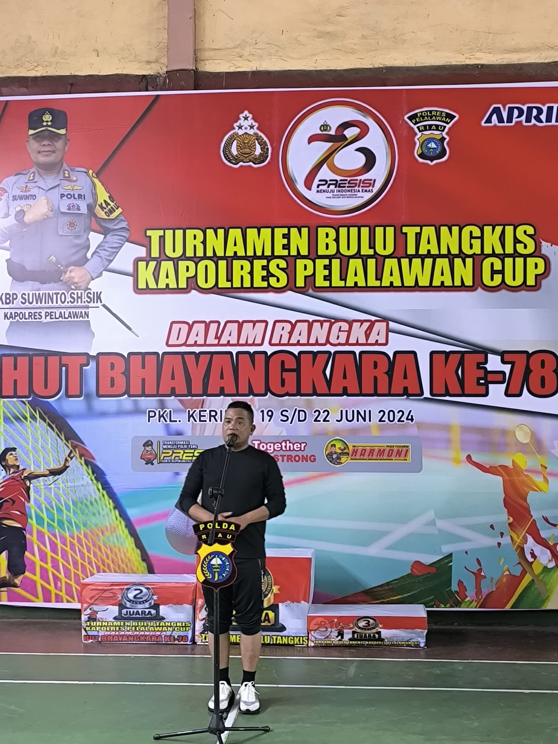 You are currently viewing Buka Turnamen Bulu Tangkis Kapolres Cup, Bupati Zukri Berharap Dapat Melahirkan Atlit Berbakat