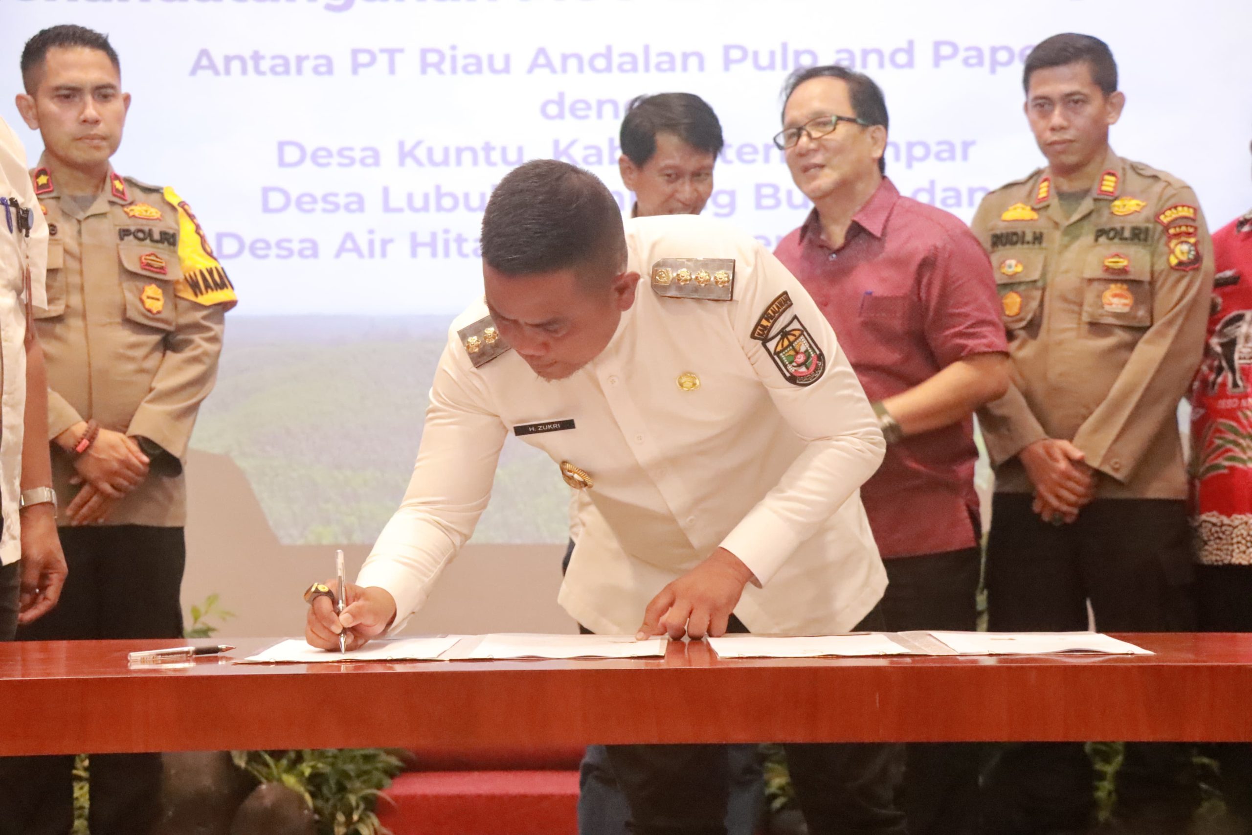 Read more about the article Tandatangani MoU Desa Bebas Api, Bupati Zukri Harapkan Agar Kolaborasi Ini Terus Berlanjut