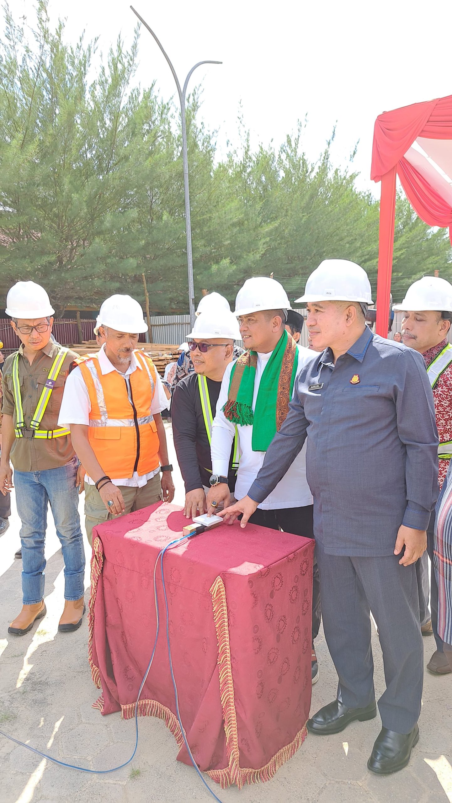 You are currently viewing Tekan Sirine Tanda Dimulai Pemancangan Pertama Pembangunan Gedung Perpustakaan Umum Daerah, Bupati Zukri Tegaskan Agar Pekerjaan Selesai Tepat Waktu