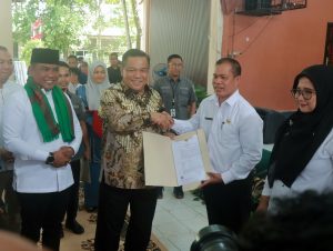 Read more about the article Bupati Pelalawan Dampingi Pj. Gubri Serahkan SK PPPK Tenaga Guru Se-Kabupaten Pelalawan