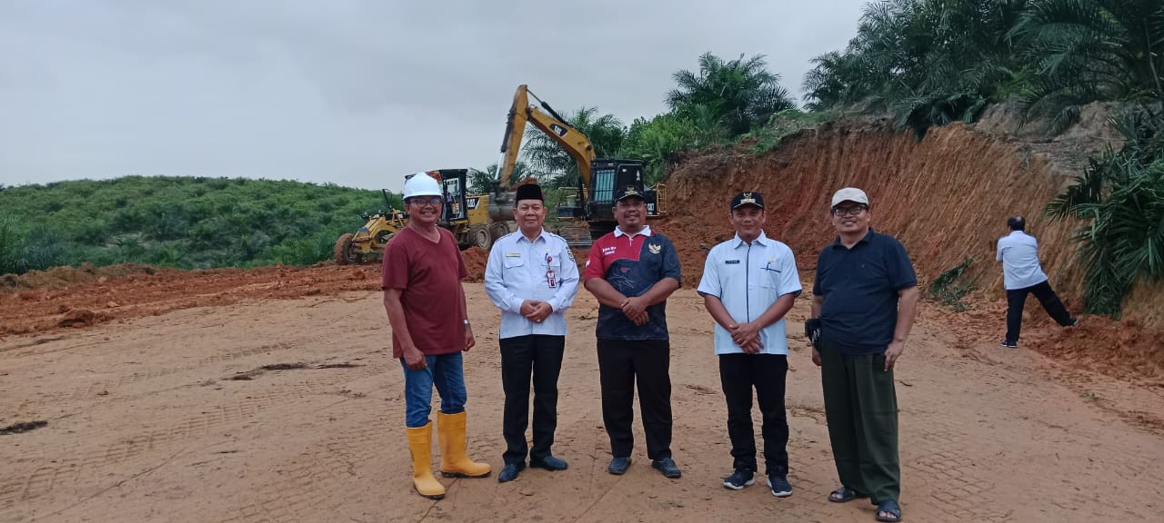 You are currently viewing Asisten II Kunjungi Desa Bukit Gajah Guna Meninjau Persiapan Kedatangan Menteri Koperasi UKM RI Besok