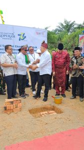 Read more about the article Bupati Zukri Bersama Menteri Koperasi Dan UKM RI Lakukan Prosesi Peletakan Batu Pertama Pembangunan Pabrik CPO Mini Dan Pabrik Minyak Makan Merah