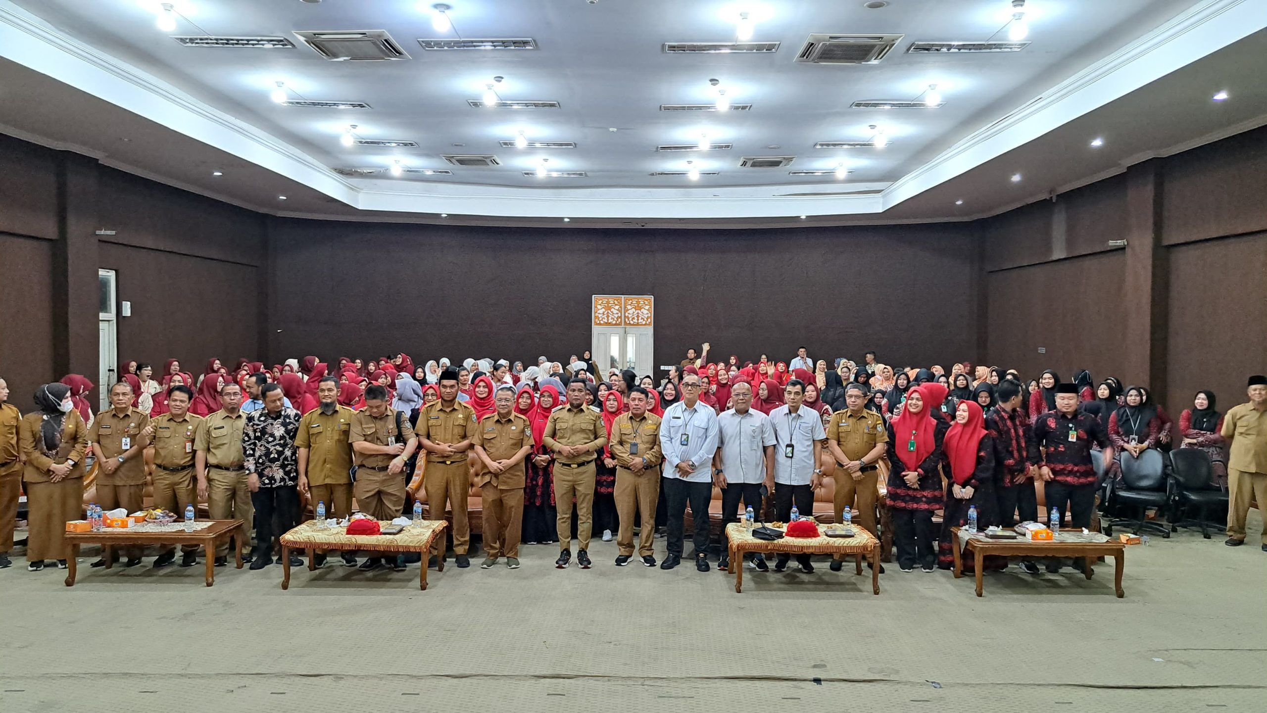 You are currently viewing Buka Pertemuan Bidan Desa Se-Kabupaten Pelalawan, Bupati Zukri minta Bidan Desa Untuk Fokus Pada Penanganan Stunting