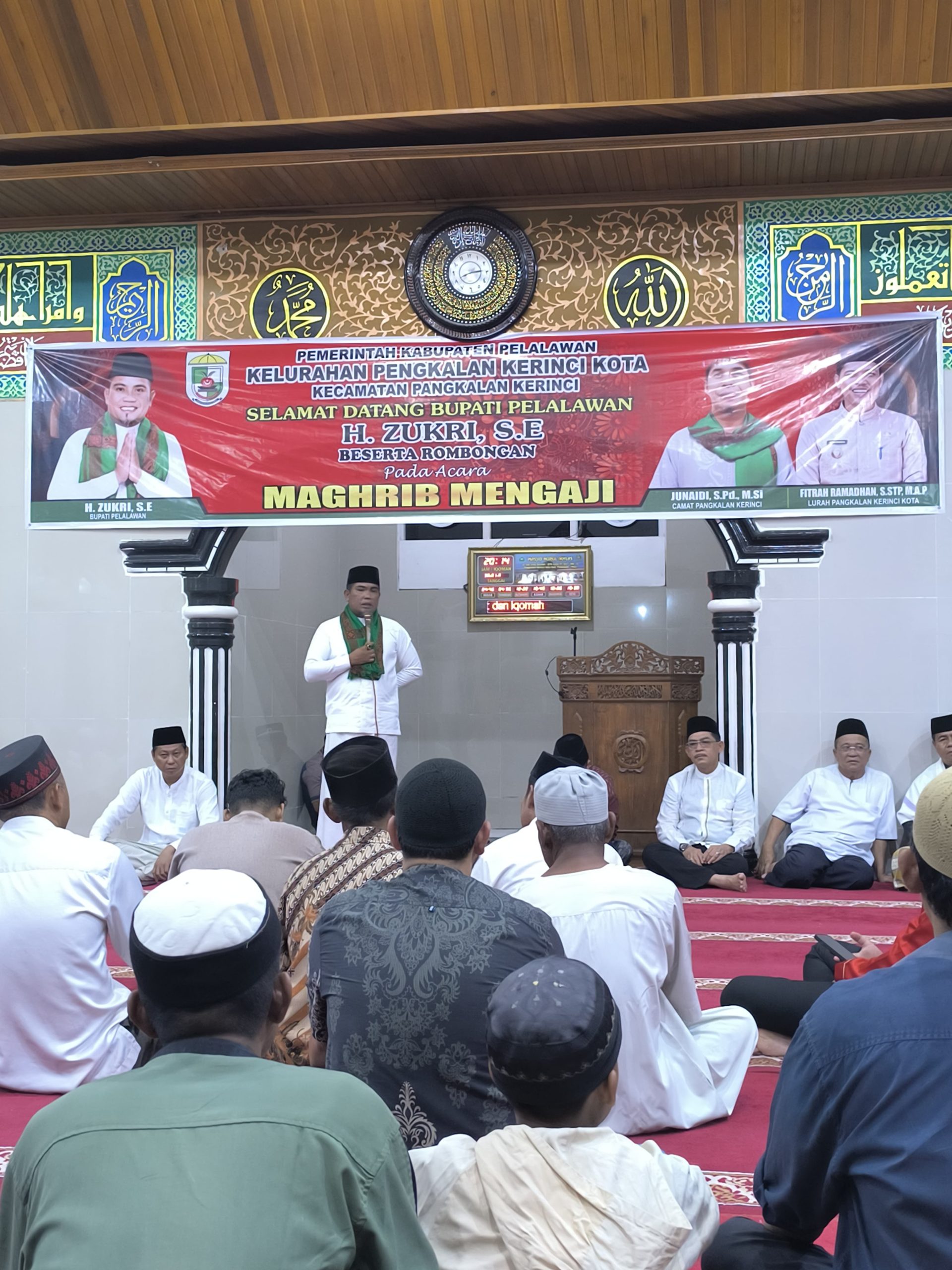 You are currently viewing Bupati Zukri Hadir Bersama Masyarakat Pangakalan Kerinci Demi Menggalakkan Program Maghrib Mengaji