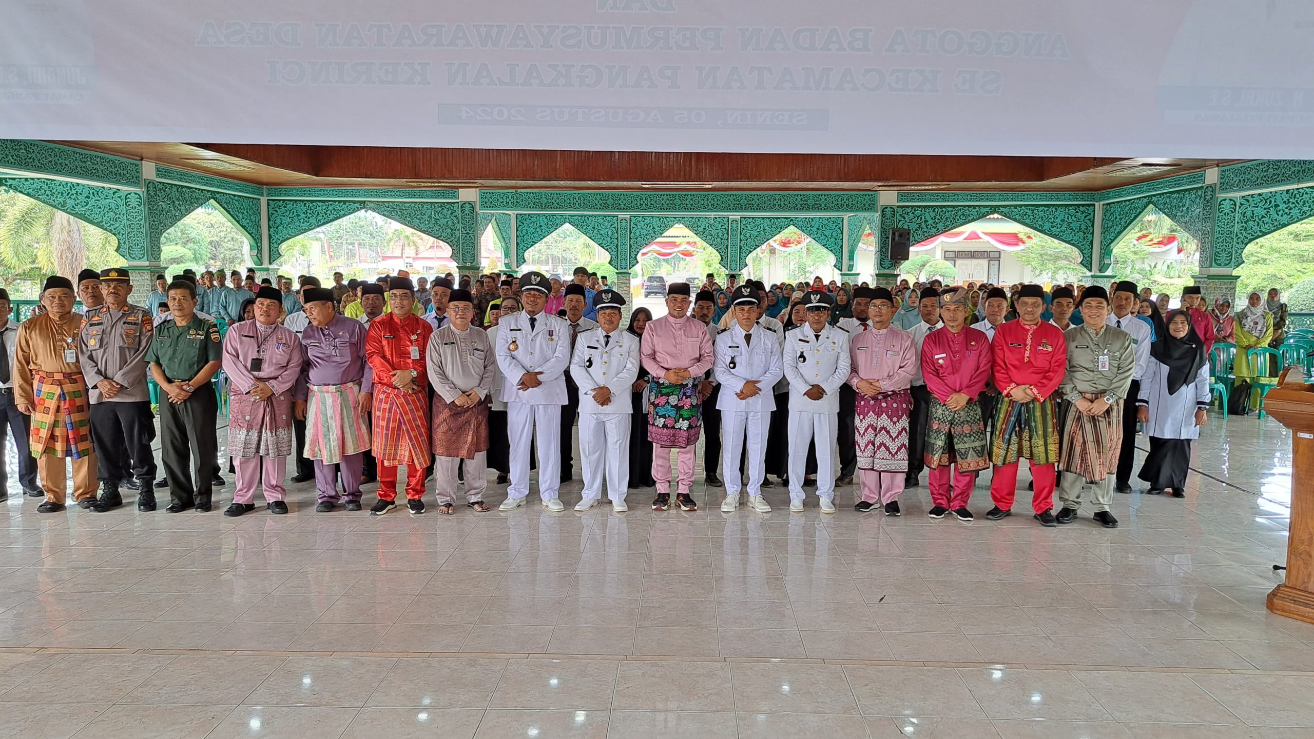 You are currently viewing Bupati Zukri Kukuhkan Perpanjangan Masa Jabatan Kades dan Anggota BPD Se-Kecamatan Pangkalan Kerinci