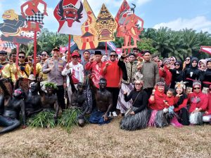 Read more about the article Bupati Pelalawan Hadiri Karnaval Budaya Nusantara Dalam Rangka HUT RI Ke-79 Di Desa Pematang Tinggi