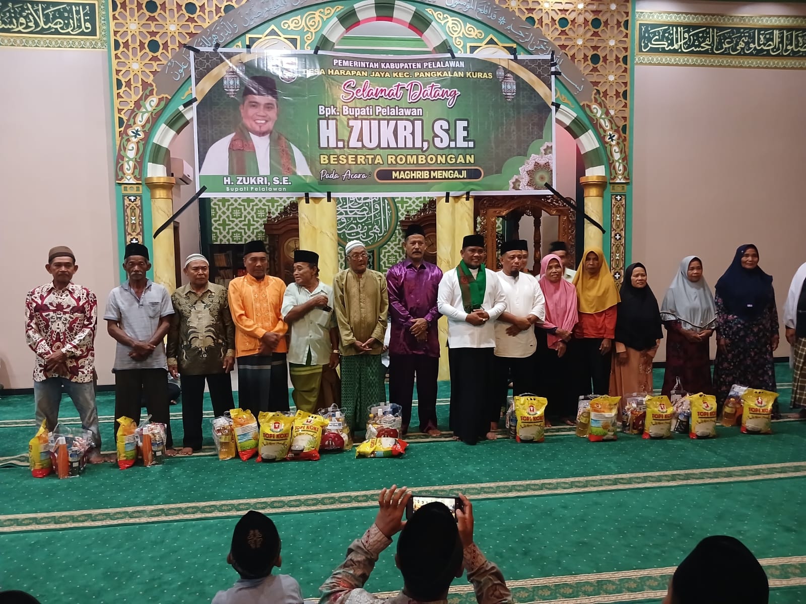 You are currently viewing Bupati Zukri Laksanakan Magrib Mengaji Bersama Masyarakat Desa Harapan Jaya