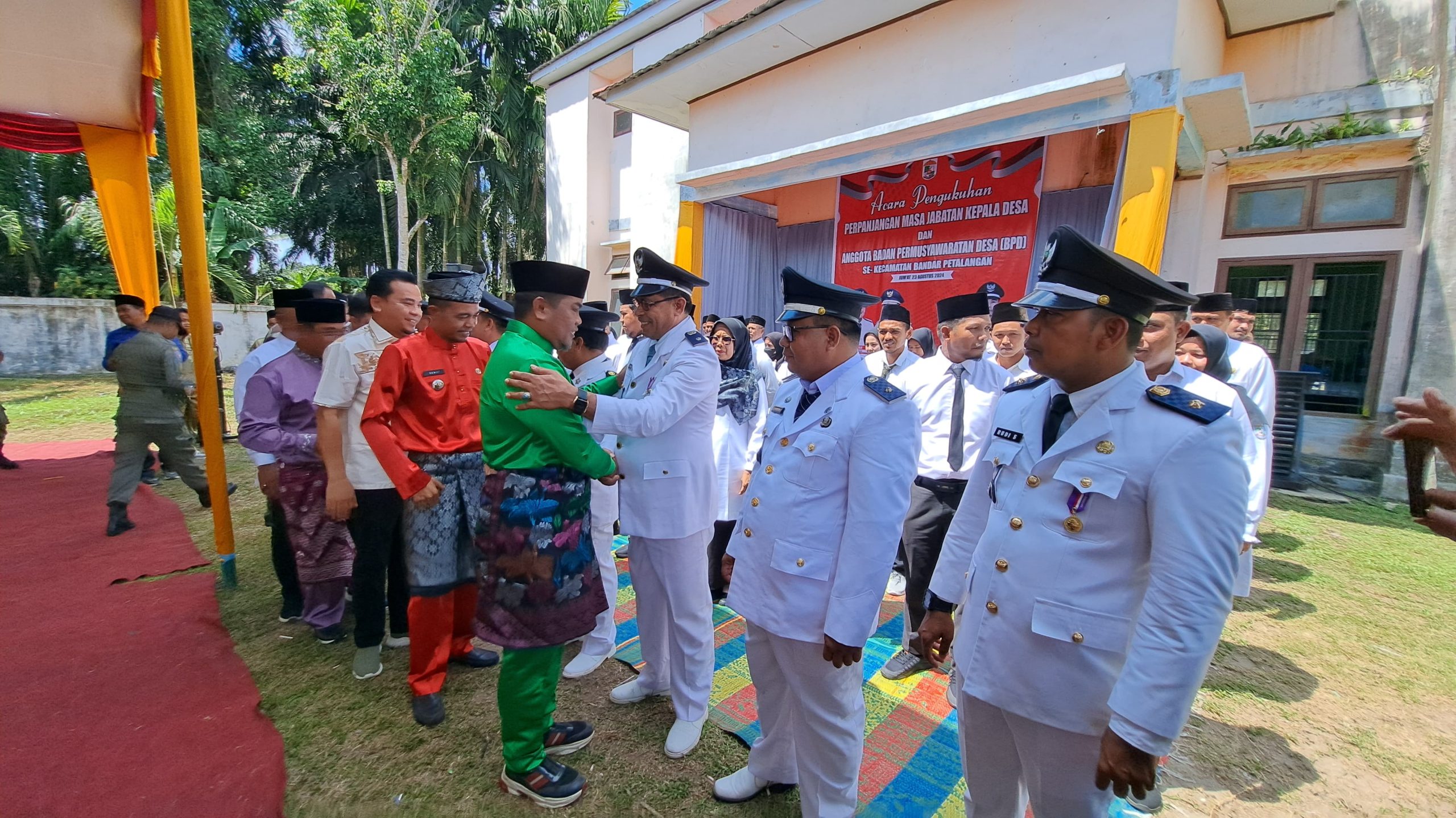 You are currently viewing Kukuhkan Perpanjangan Jabatan Kades Dan BPD Se-Kecamatan Bandar Petalangan, Bupati Berpesan Untuk Menolong Orang Miskin Dan Anak Yatim