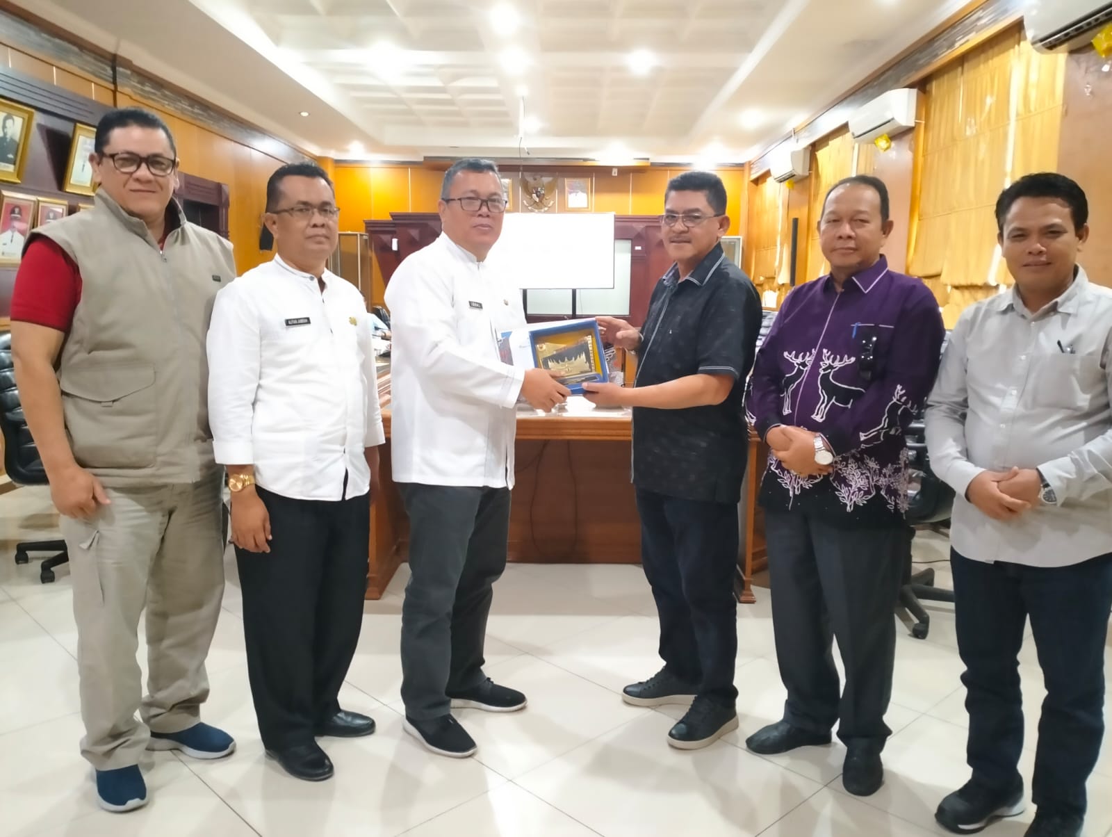 You are currently viewing Wakili Bupati Pelalawan, Pj. Sekda Abd. Karim serahkan bantuan untuk warga terdampak banjir bandang Kabupaten Tanah Datar Sumbar