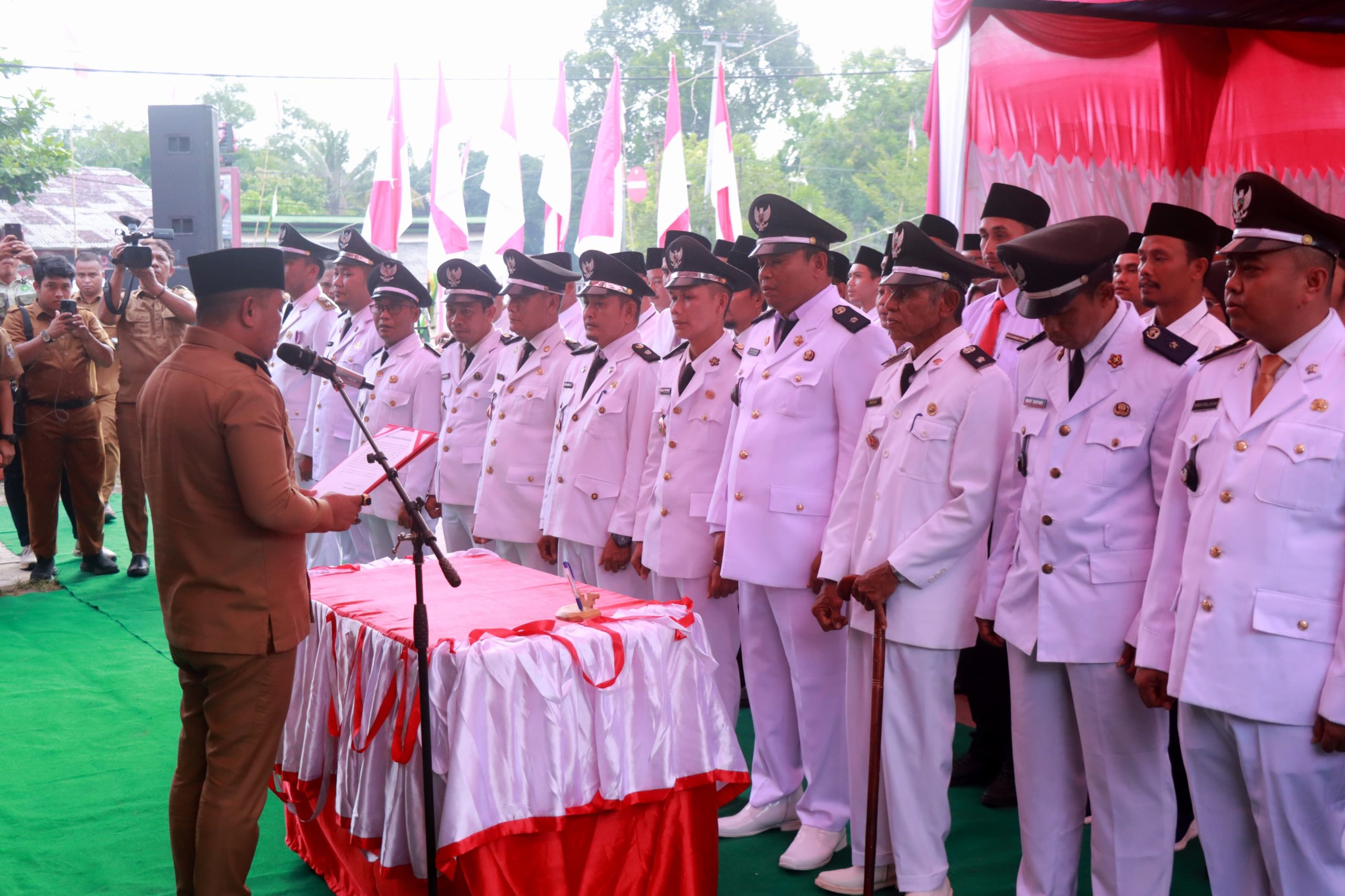 You are currently viewing Bupati Ajak Kades dan BPD Untuk Bekerja Keras, Cerdas Dan Ikhlas