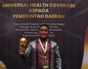 Read more about the article Bupati Pelalawan Terima Penghargaan UHC Awards Tahun 2024