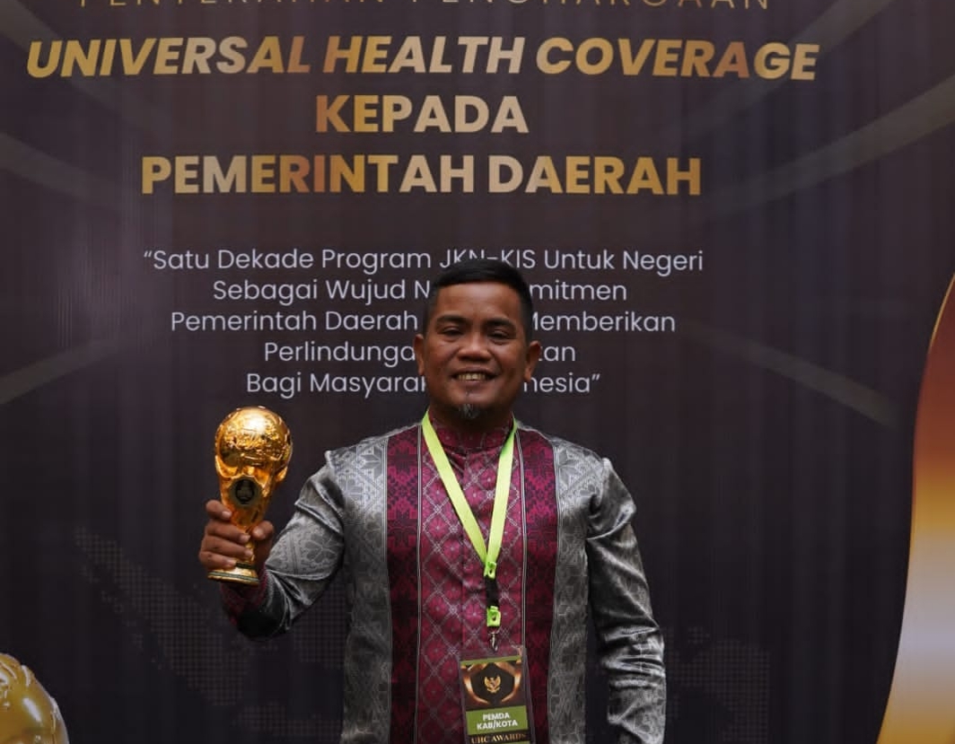 You are currently viewing Bupati Pelalawan Terima Penghargaan UHC Awards Tahun 2024