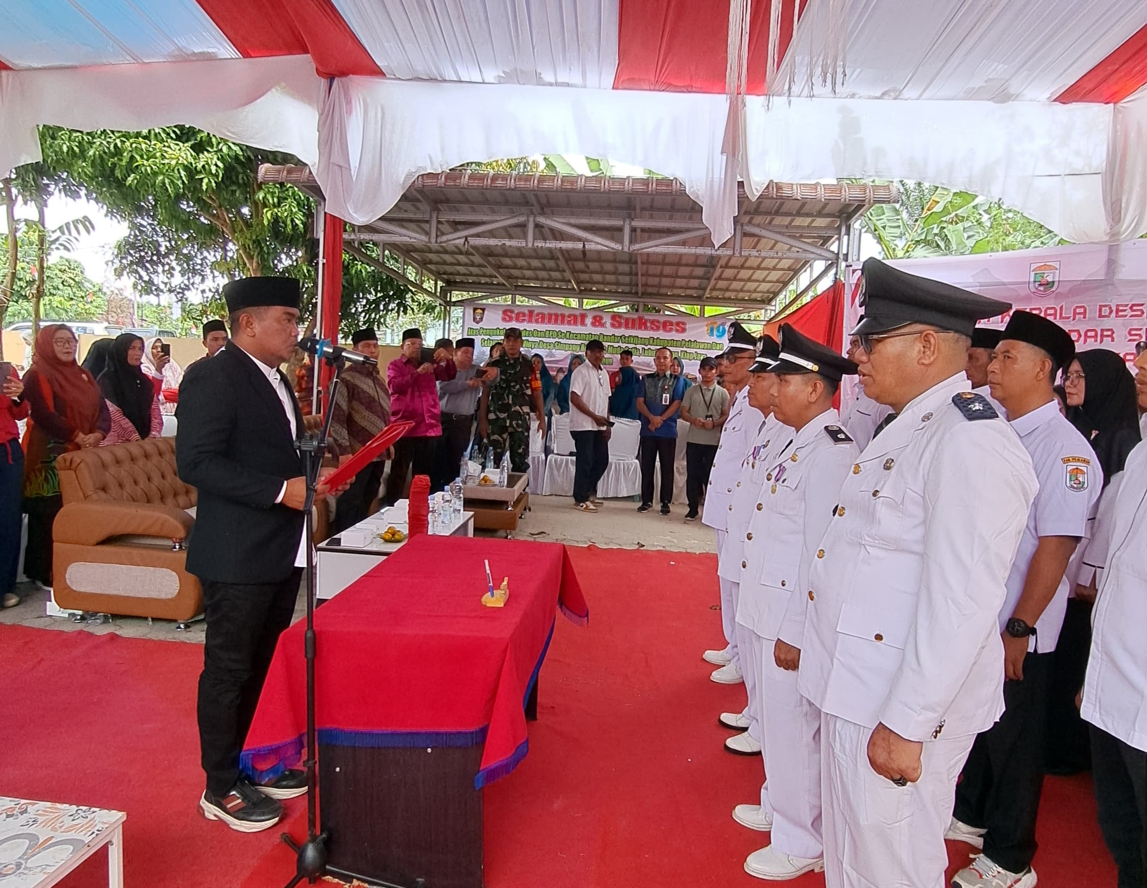 You are currently viewing Kukuhkan Perpanjangan Masa Jabatan Kades Dan BPD, Bupati Zukri : Semoga Menjadi Pemimpin Yang Amanah Dan Membawa Kesejahteraan Kepada Masyarakat