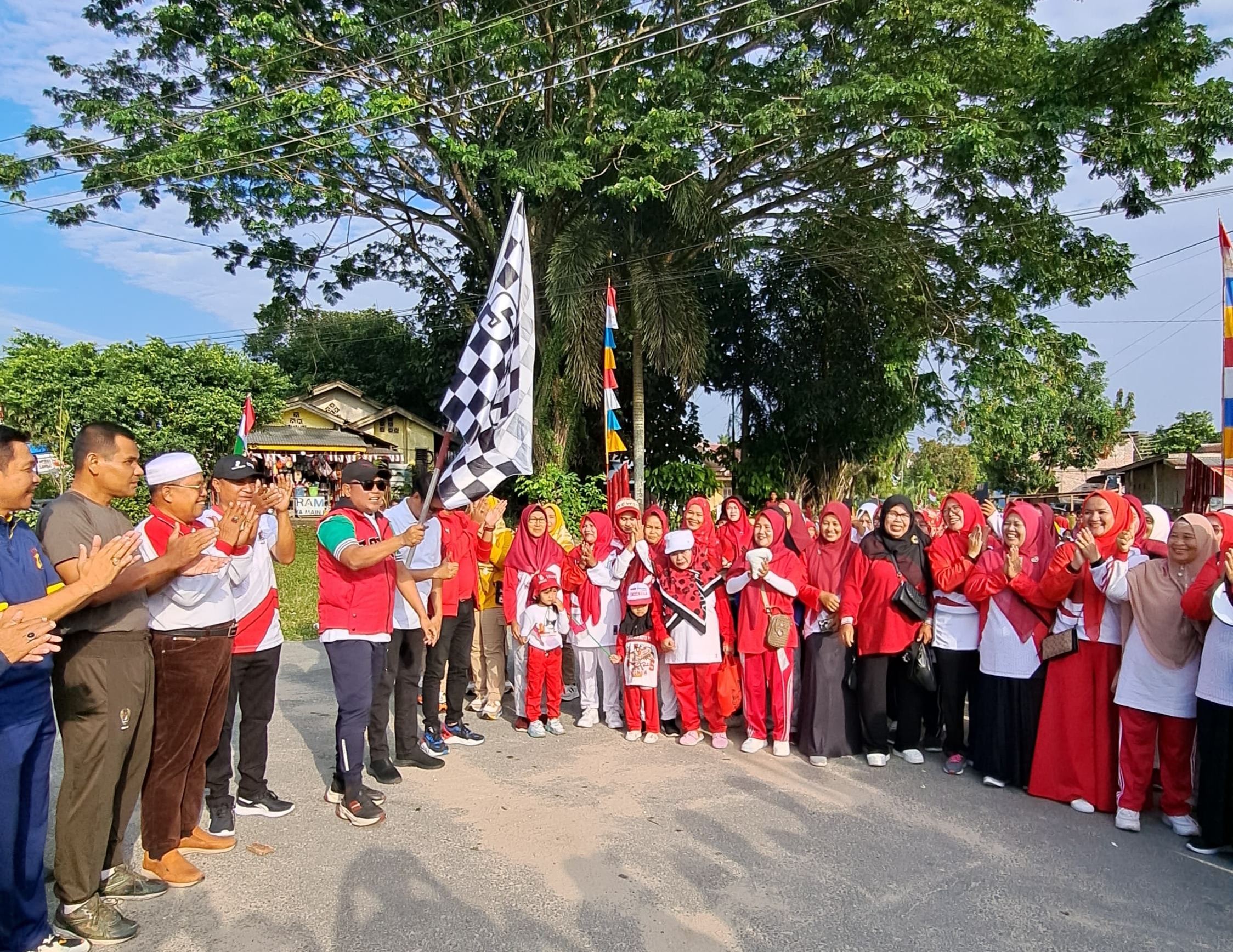 You are currently viewing Bupati Pelalawan Rayakan HUT Desa Simpang Beringin Ke-19 Tahun 2024 Dengan Jalan Santai Dan Senam Sehat Bersama Masyarakat