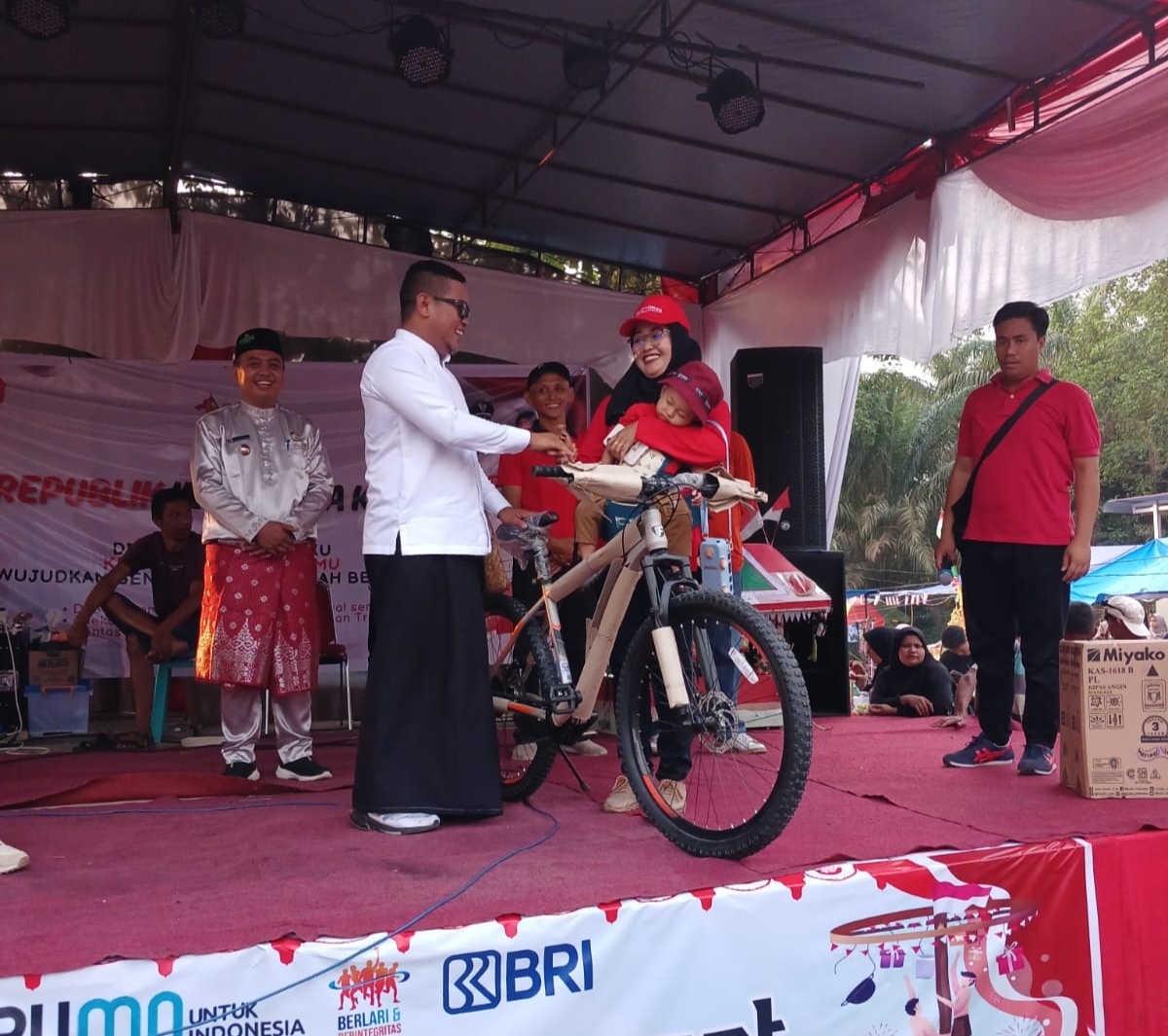 You are currently viewing Bupati Pelalawan H. Zukri Hadiri Karnaval Budaya Nusantara Di Desa Surya Indah