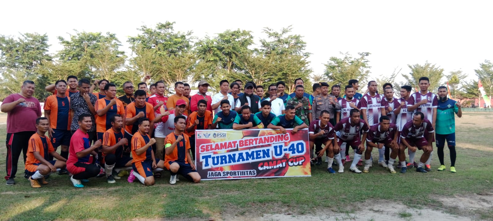 You are currently viewing Bupati Zukri Resmi Membuka Turnamen Sepak Bola U40 Camat Cup