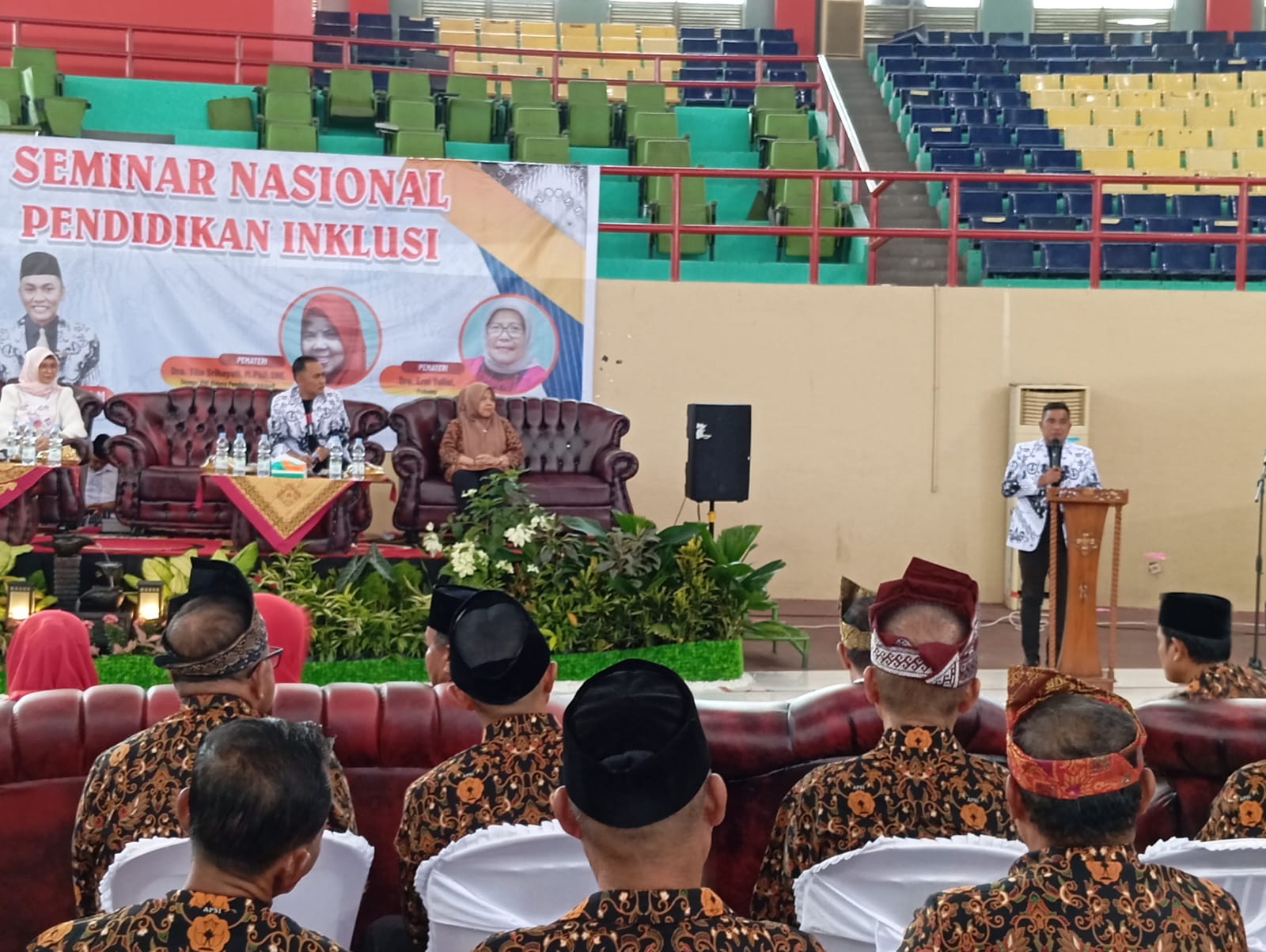 Read more about the article Hadiri Seminar Nasional Pendidikan Inklusi, Bupati Zukri : Guru Adalah Orang Mulia Yang Pahalanya Terus Mengalir