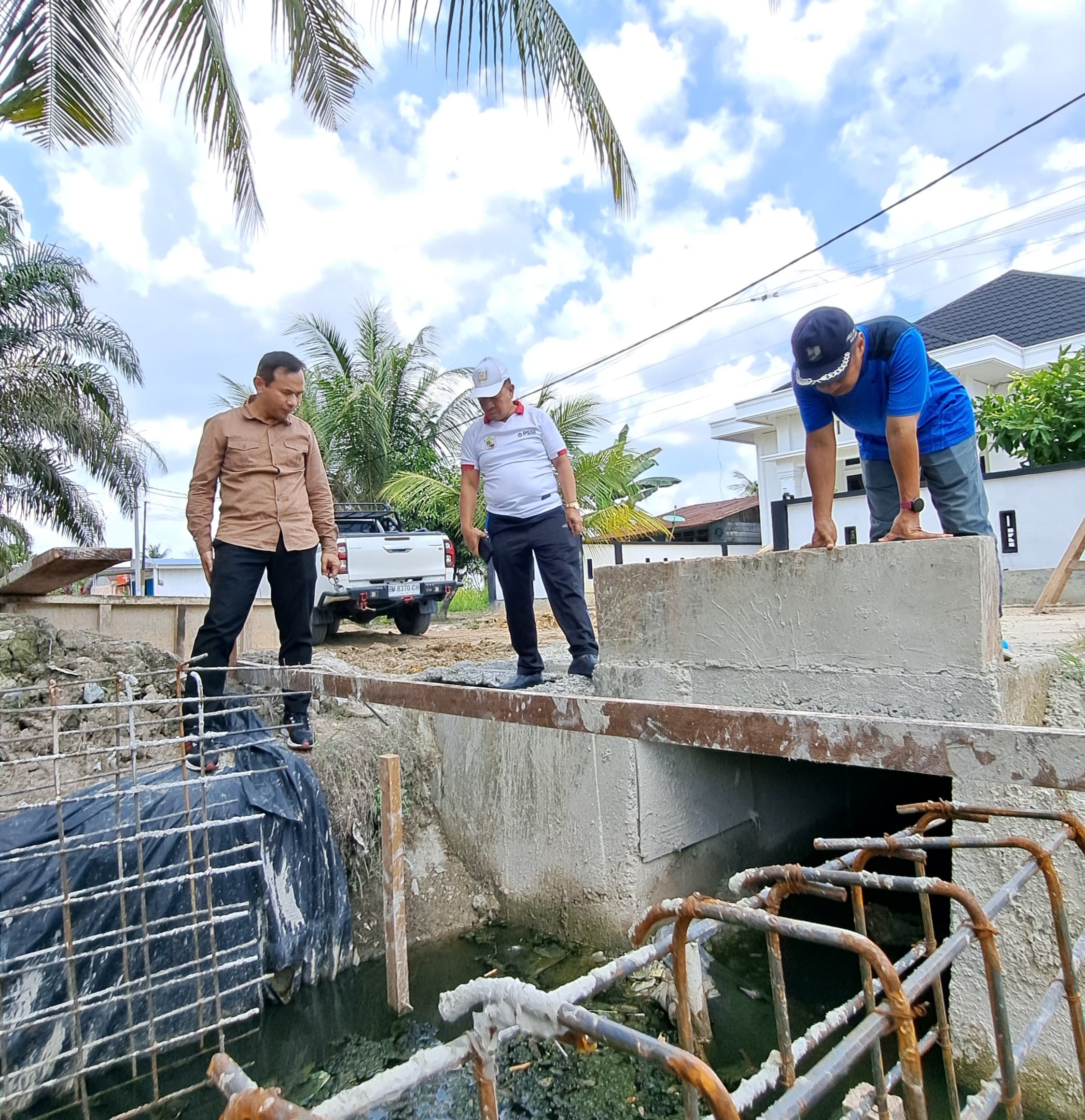 Read more about the article Tinjau Pembangunan Drainase Di Kota Pangkalan Kerinci, Asisten II Himbau Masyarakat Untuk Tidak Buang Sampah Ke Selokan