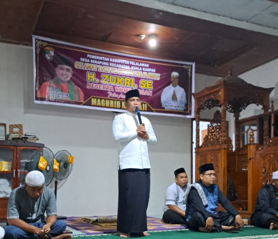 You are currently viewing Bupati Pelalawan Hadiri Kegiatan Magrib Mengaji Di Desa Serapung