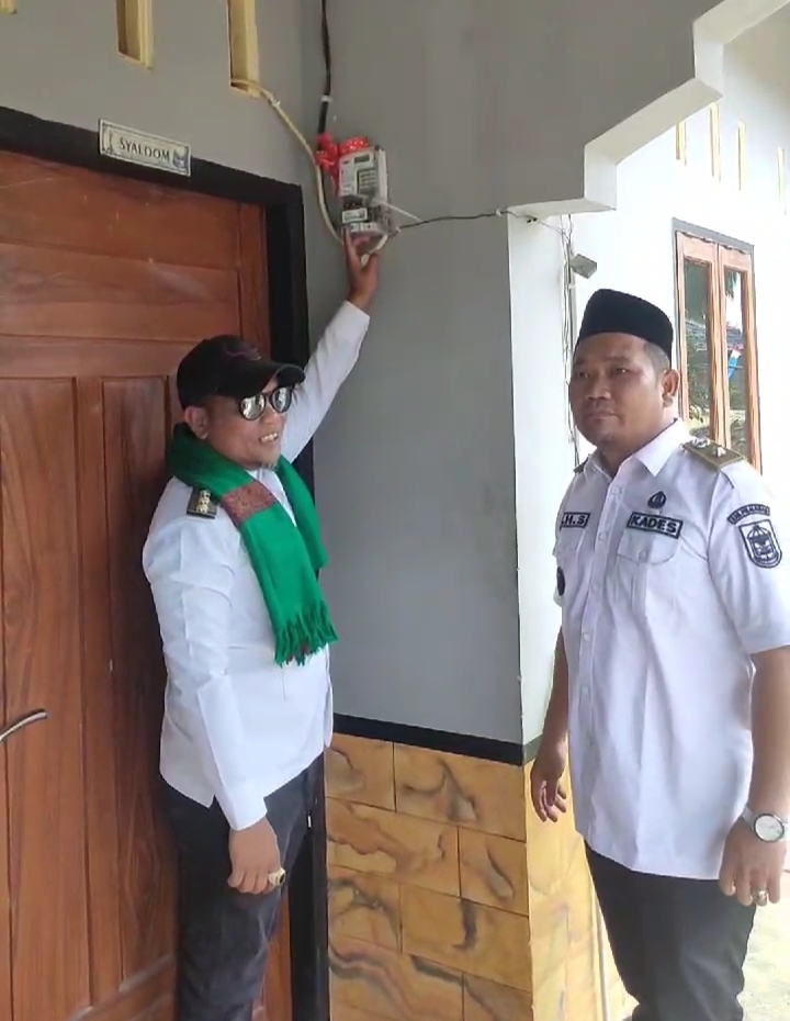 You are currently viewing Resmikan Listrik PLN Dan Puskesdes Di Dusun IV Tapui Indah, Bupati Berharap Dapat Memberikan Banyak Manfaat Bagi Masyarakat