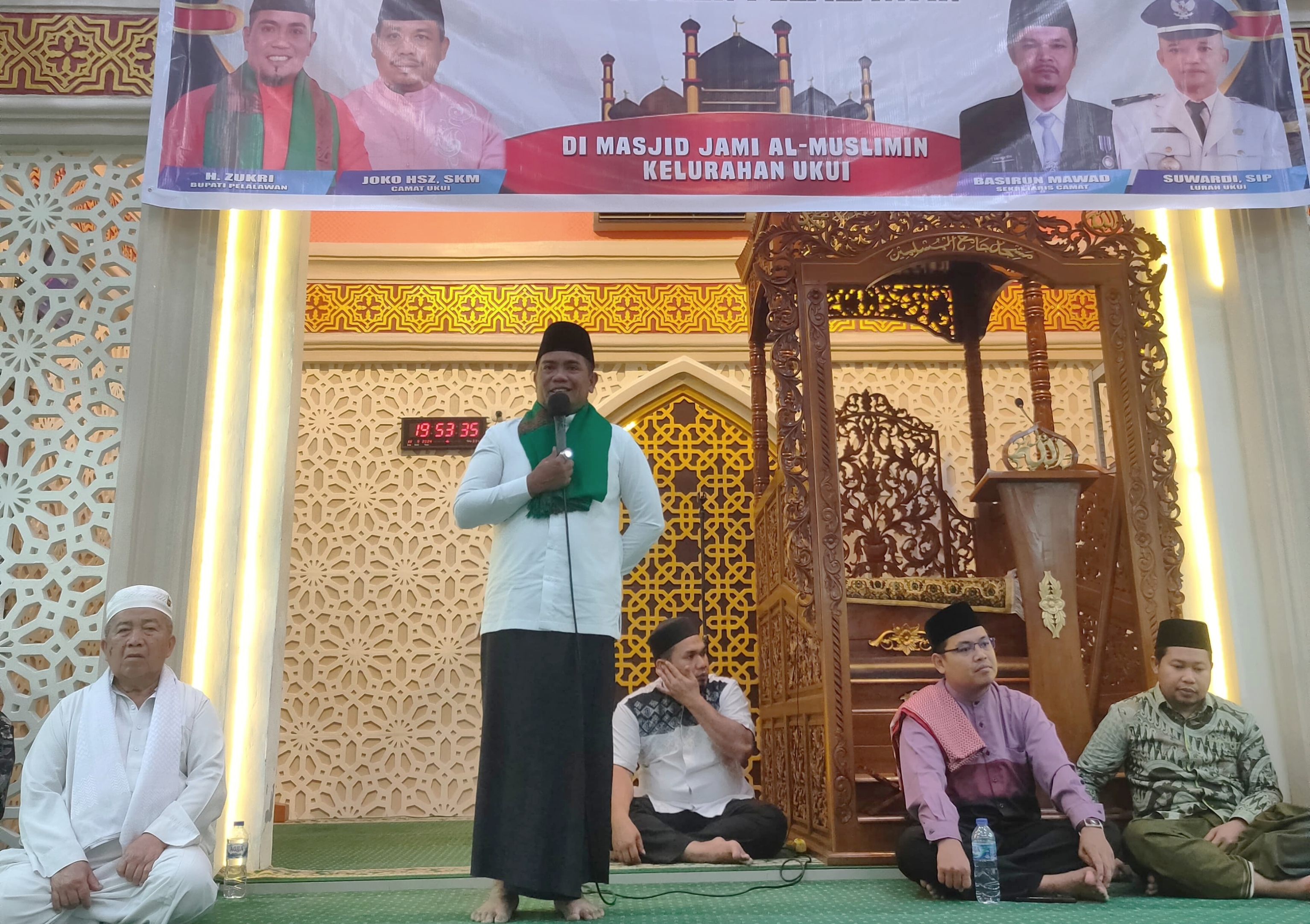 You are currently viewing Laksanakan Maghrib Mengaji Bersama Masyarakat, Bupati Zukri Sampaikan Pemimpin Harus Menjadi Contoh Dan Tauladan Bagi Masyarakatnya